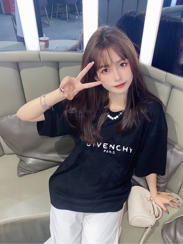 New arrival! Givenchy's new short-sleeved T-shirt, a must-have item for summer!