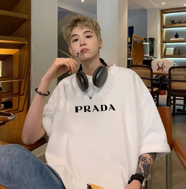 The same new style of Prada counter basic short-sleeves. Genuine original qualit