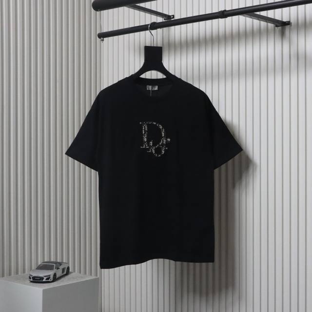 Dior 25Ss Monogram Patches Embroidered Short Sleeve T-shirt This T-shirt is from