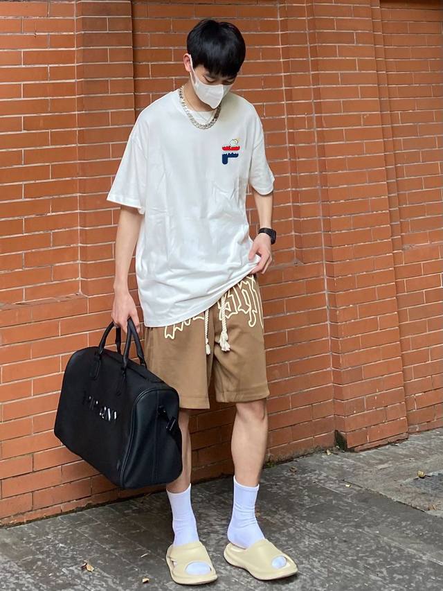 New arrival! Fila's neutral round-neck cotton short-sleeved T-shirt combines the
