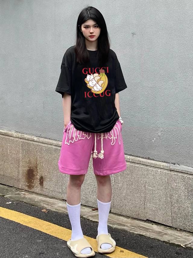New arrival! Gucci's new short-sleeved T-shirt, the cut is very particular! The