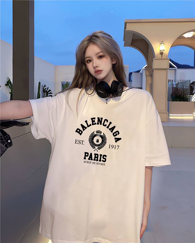 New arrival! Balenciaga's summer buttoned short-sleeved T-shirt, a classic that