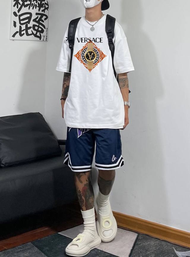 New arrival! Versace classic short-sleeved T-shirt, the minimalist design of the