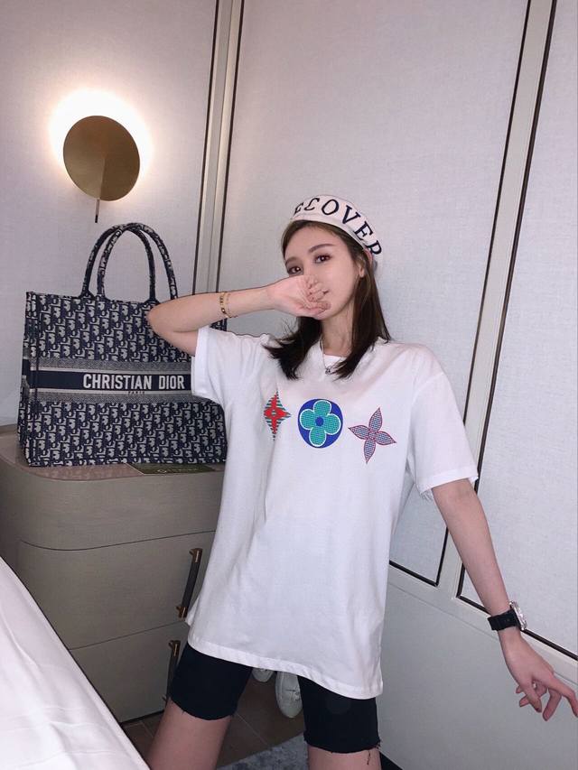 New arrival! Lv classic three-flower short-sleeved T-shirt! Same style for men a