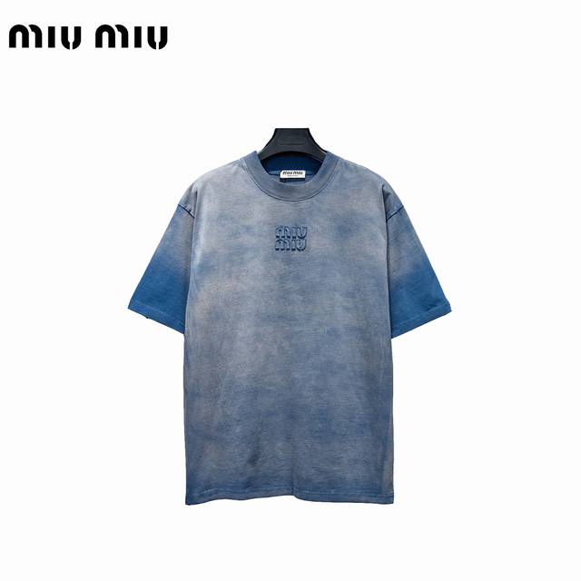 Miu Miu 25Ss tie-dyed gradient patch short-sleeved T-shirt The fabric is woven b