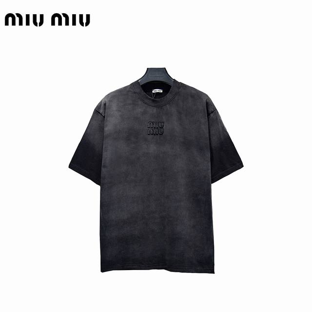 Miu Miu 25Ss tie-dyed gradient patch short-sleeved T-shirt The fabric is woven b