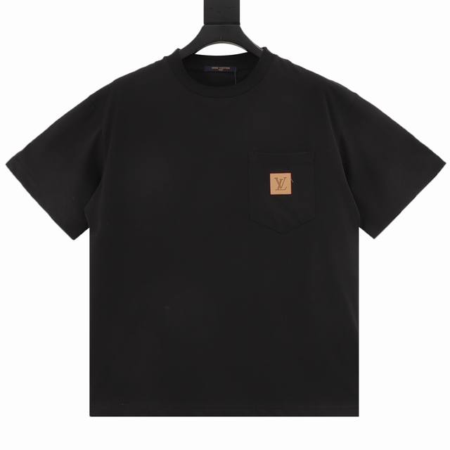 Louis Vuitton short sleeves with small logo on the chest . Show style, Marque L.