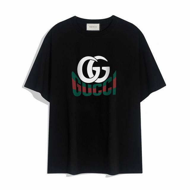 Gucci new short-sleeved T-shirt, simple design looks very generous! The cut is v