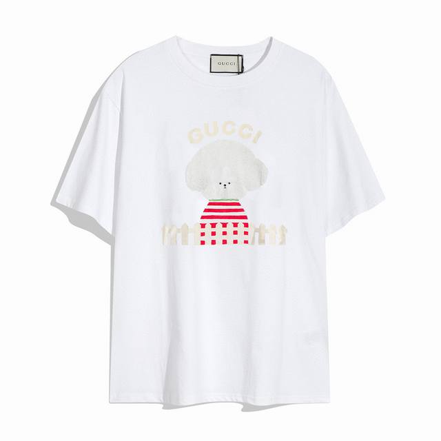 Gucci new short-sleeved T-shirt, simple design looks very generous! The cut is v