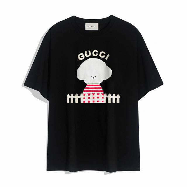 Gucci new short-sleeved T-shirt, simple design looks very generous! The cut is v