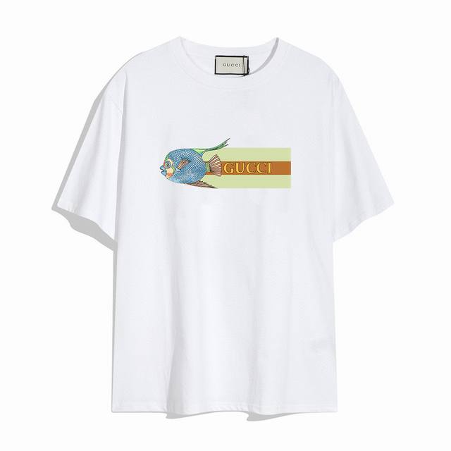 Gucci new short-sleeved T-shirt, simple design looks very generous! The cut is v