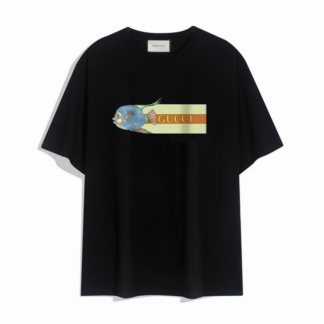 Gucci new short-sleeved T-shirt, simple design looks very generous! The cut is v