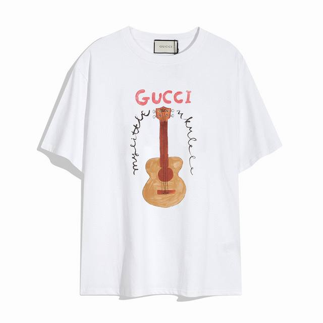 Gucci new short-sleeved T-shirt, simple design looks very generous! The cut is v
