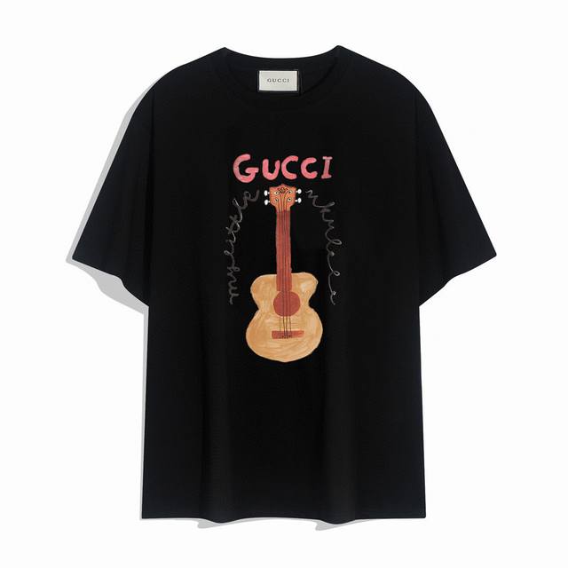 Gucci new short-sleeved T-shirt, simple design looks very generous! The cut is v