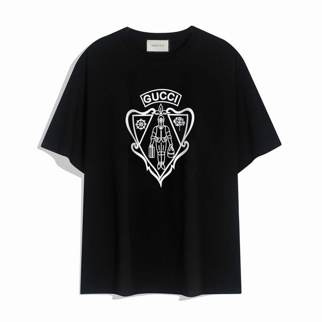 Gucci's new short-sleeved T-shirt, simple design looks very generous! The cut is