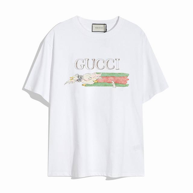 Gucci new short-sleeved T-shirt, simple design looks very generous! The cut is v