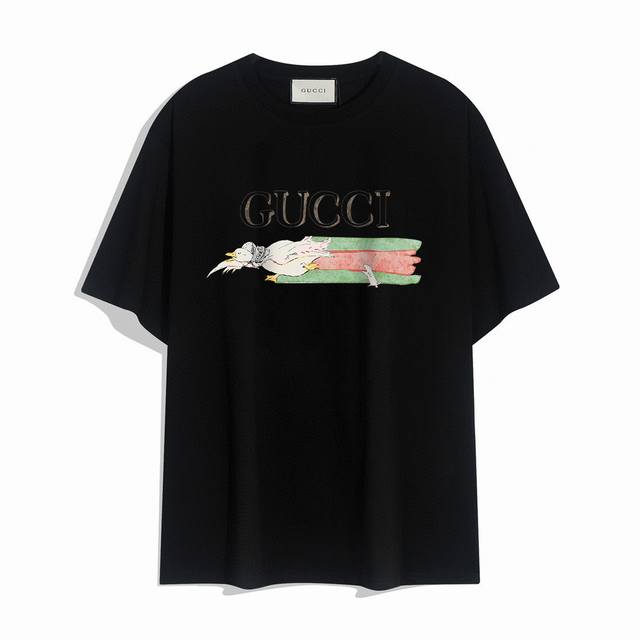 Gucci new short-sleeved T-shirt, simple design looks very generous! The cut is v