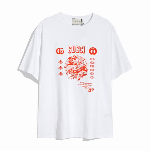 Gucci new short-sleeved T-shirt, simple design looks very generous! The cut is v