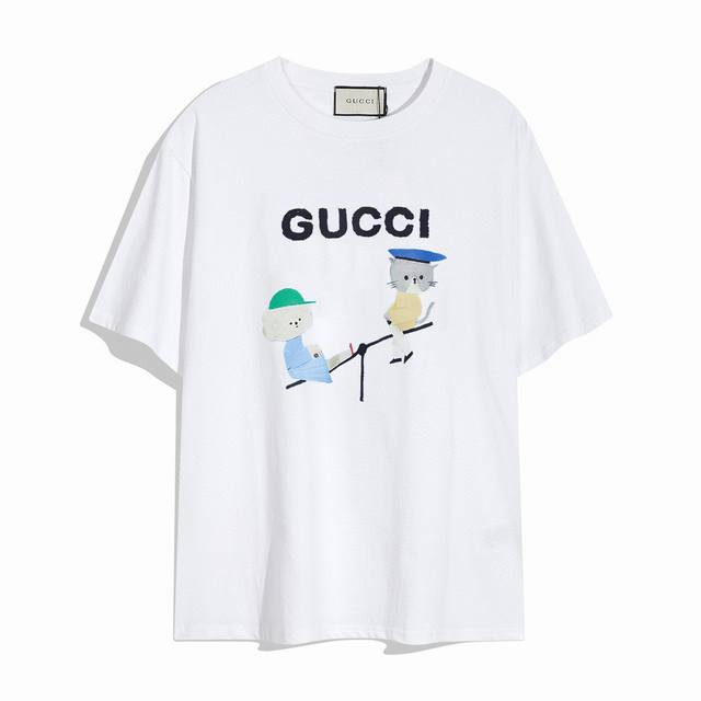 Gucci new short-sleeved T-shirt, simple design looks very generous! The cut is v