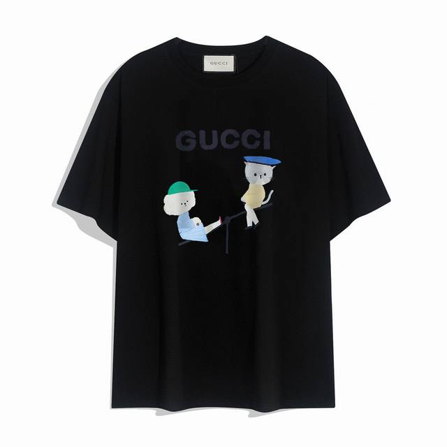 Gucci new short-sleeved T-shirt, simple design looks very generous! The cut is v