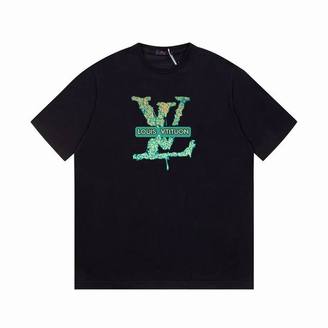 Lv new letter short-sleeved T-shirt, simple design looks very generous! The cut