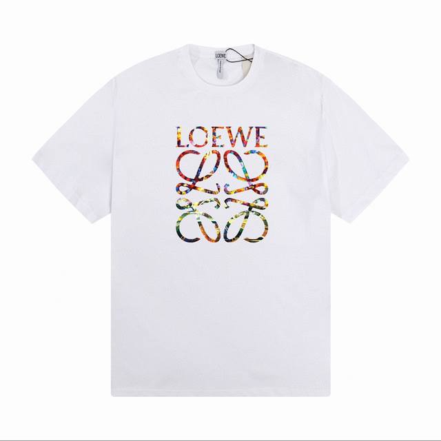 Loewe's new colorful short-sleeve top, with shiny prints that easily catch the e