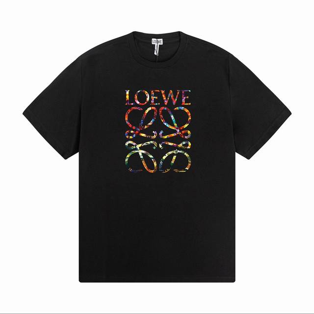 Loewe's new colorful short-sleeve top, with shiny prints that easily catch the e