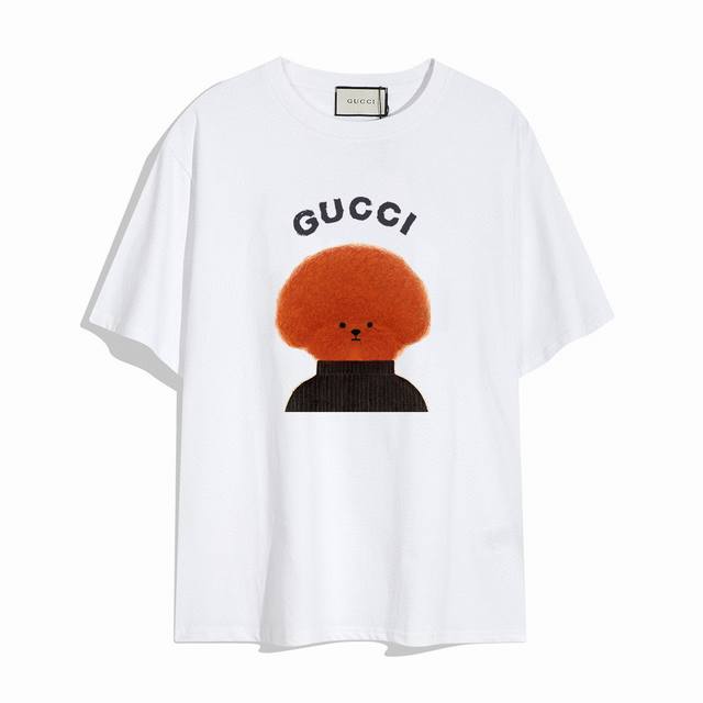 Gucci new short-sleeved T-shirt, simple design looks very generous! The cut is v