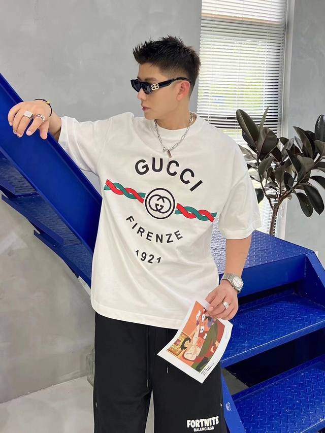 New arrival! Gucci's new short-sleeved T-shirt, the cut is very particular! The