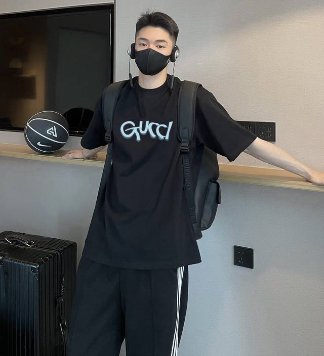 New arrival! Gucci's new short-sleeved T-shirt, the cut is very particular! The