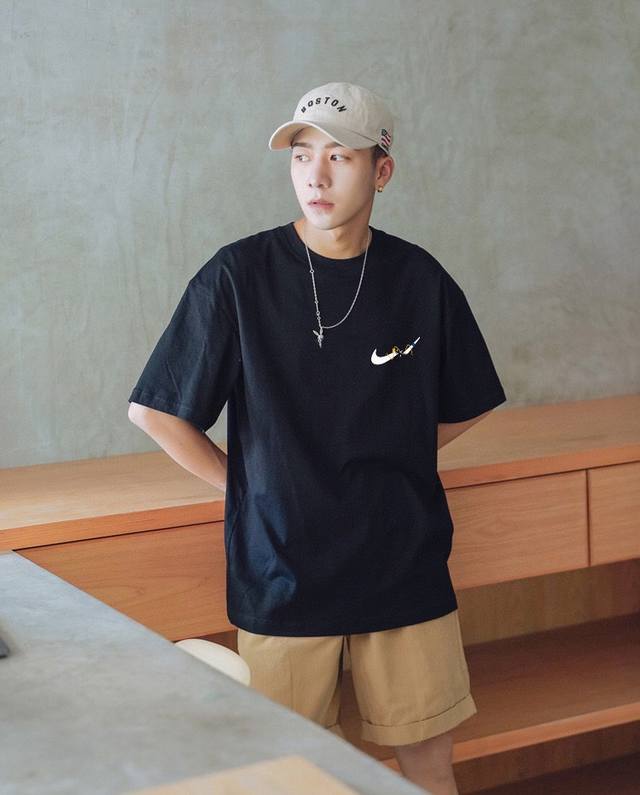 New arrival! Elements collide, unique mood! Classic Nike iconic Logo Tee! High-d