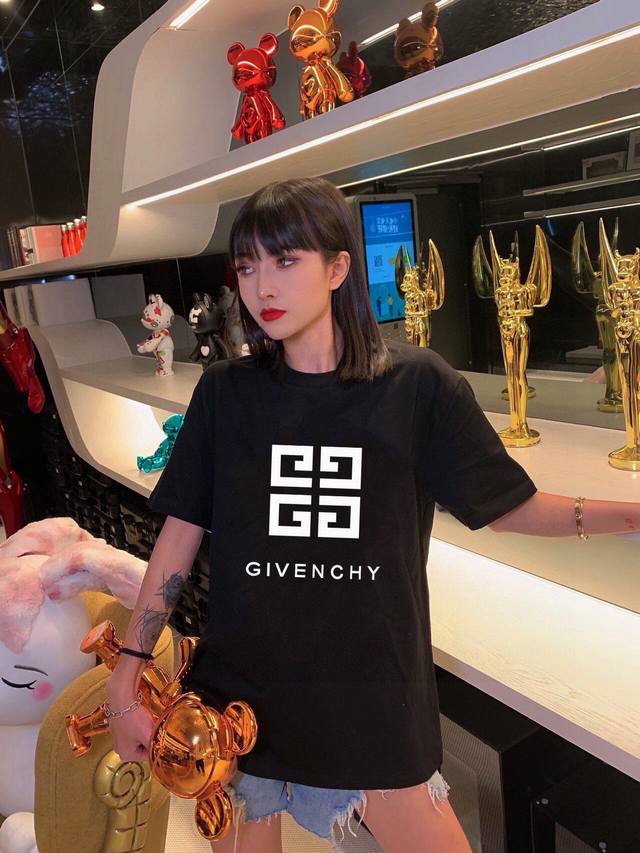 New arrival! Givenchy's new short-sleeved T-shirt, a must-have item for summer!
