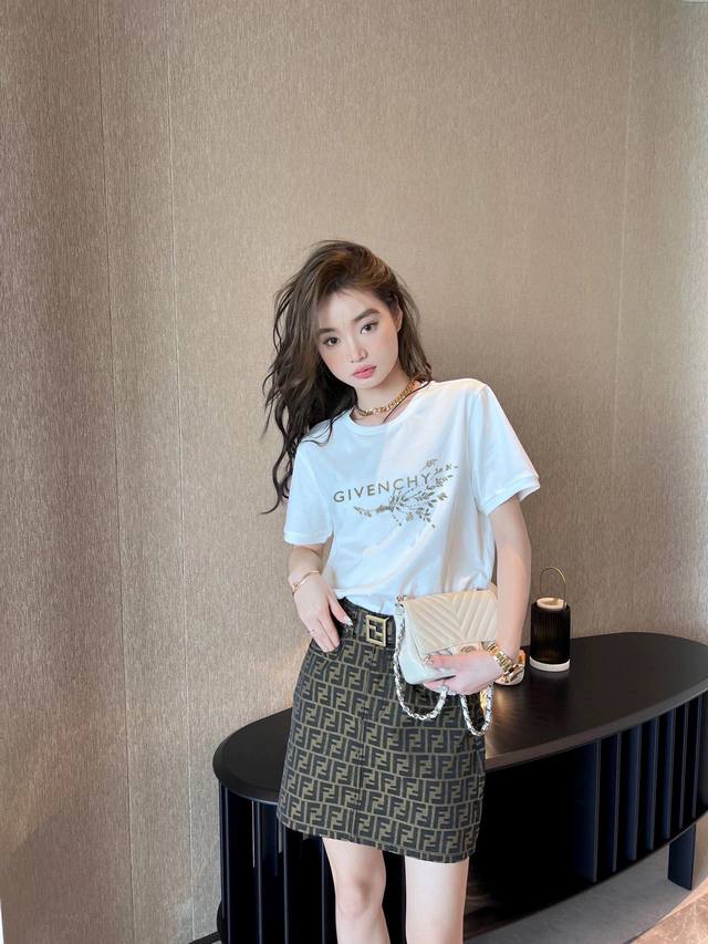 Givenchy Givenchy branch letter short-sleeved T-shirt upper body picture