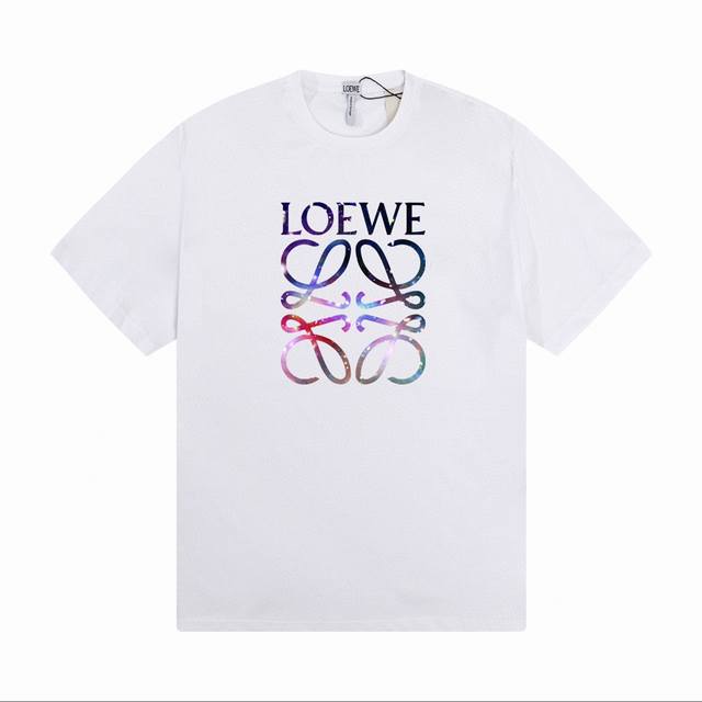 Loewe's new colorful short-sleeve top, with shiny prints that easily catch the e