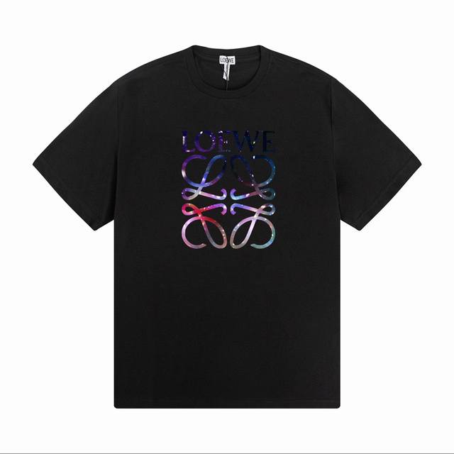 Loewe's new colorful short-sleeve top, with shiny prints that easily catch the e