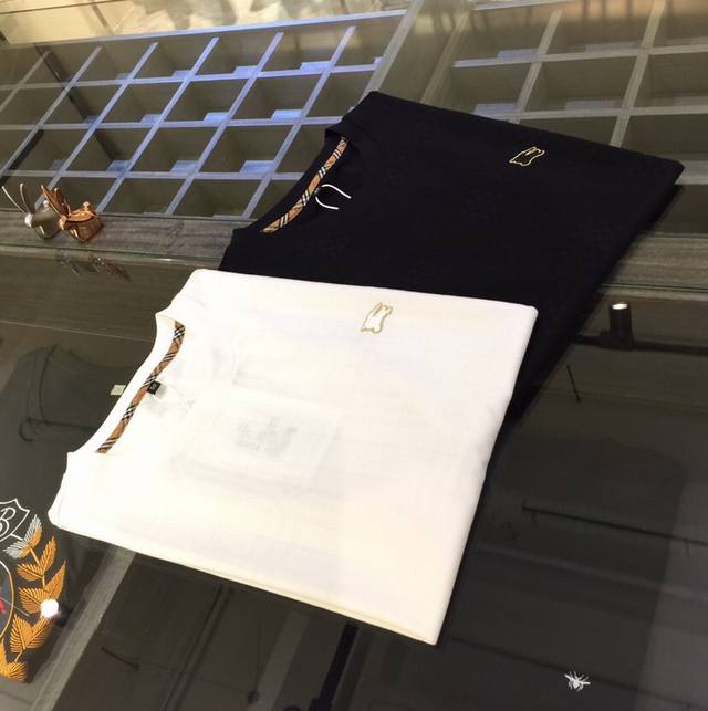 Lv Louis Vuitton. The latest trendy casual shoes are popular in physical stores.