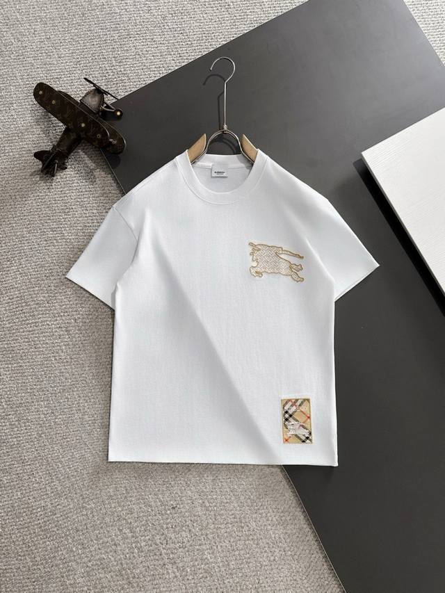 Ex-factory price P Givenchy. Available at Givenchy counters simultaneously. Uppe