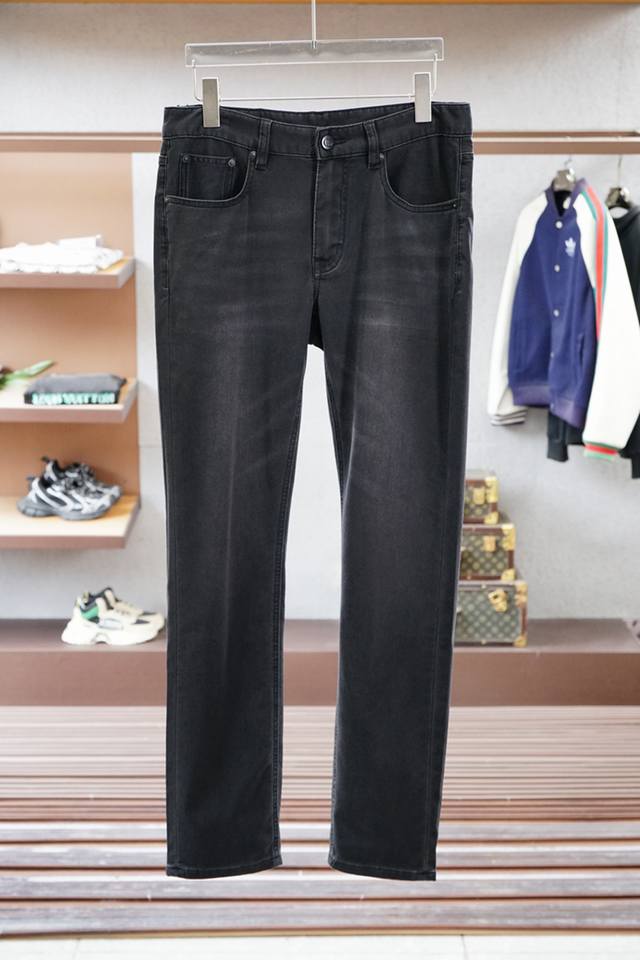 Valentino. The latest spring series of V-neck rivet metal element thick-soled sa