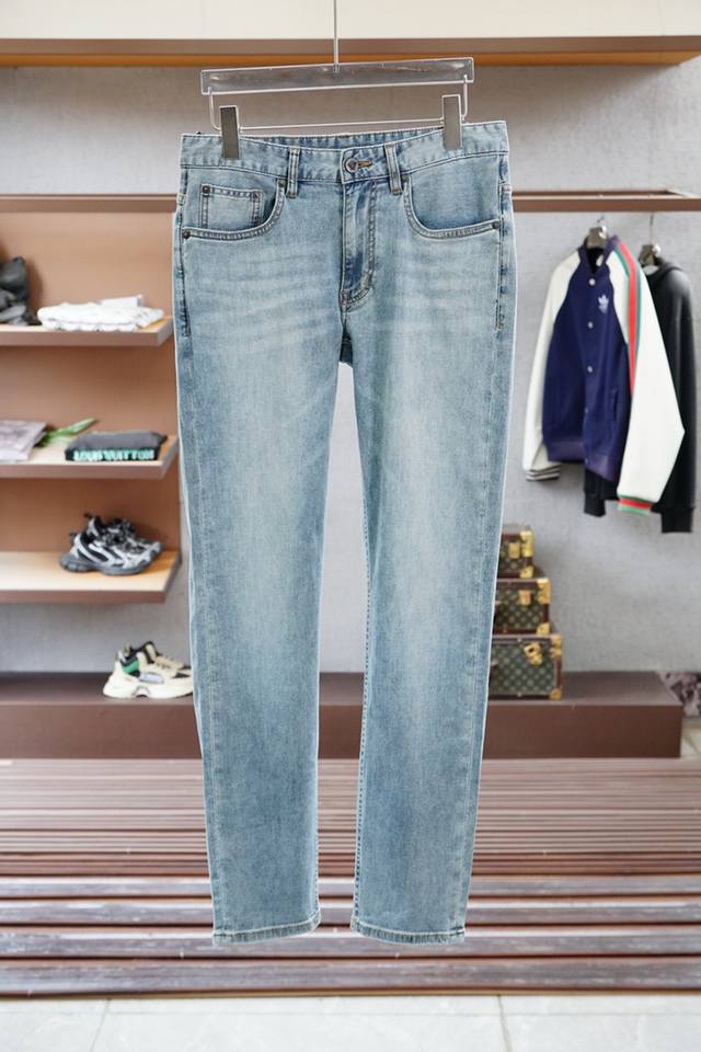 Valentino. The latest spring series of V-neck rivet metal element thick-soled sa