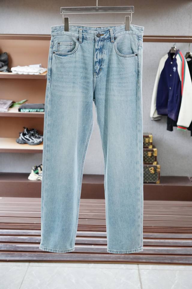 Valentino. The latest spring series of V-neck rivet metal element thick-soled sa