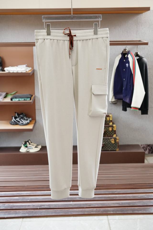 Valentino. The latest spring series of V-neck rivet metal element thick-soled sa