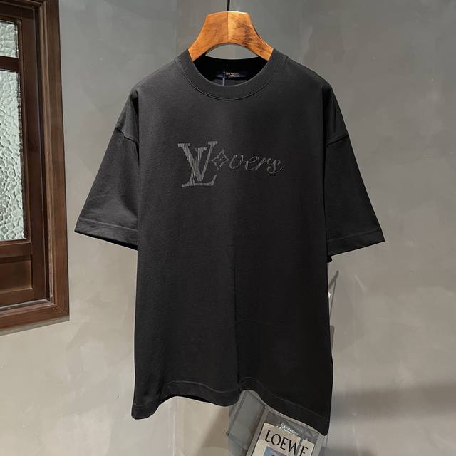 Loewe 2025Ss spring and summer new embroidered logo T-shirt. Pure black tone, pu