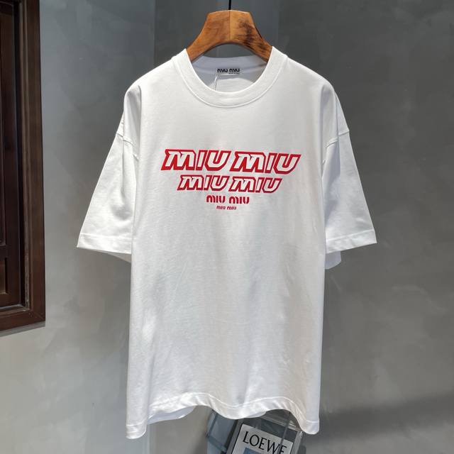Prada 2025Ss Spring and Summer New Product adopts a classic round neck, which is