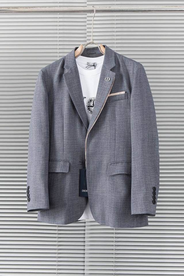 A set of Prada Fendi's latest 25Ss hot-selling suits is coming. The fabric is ma