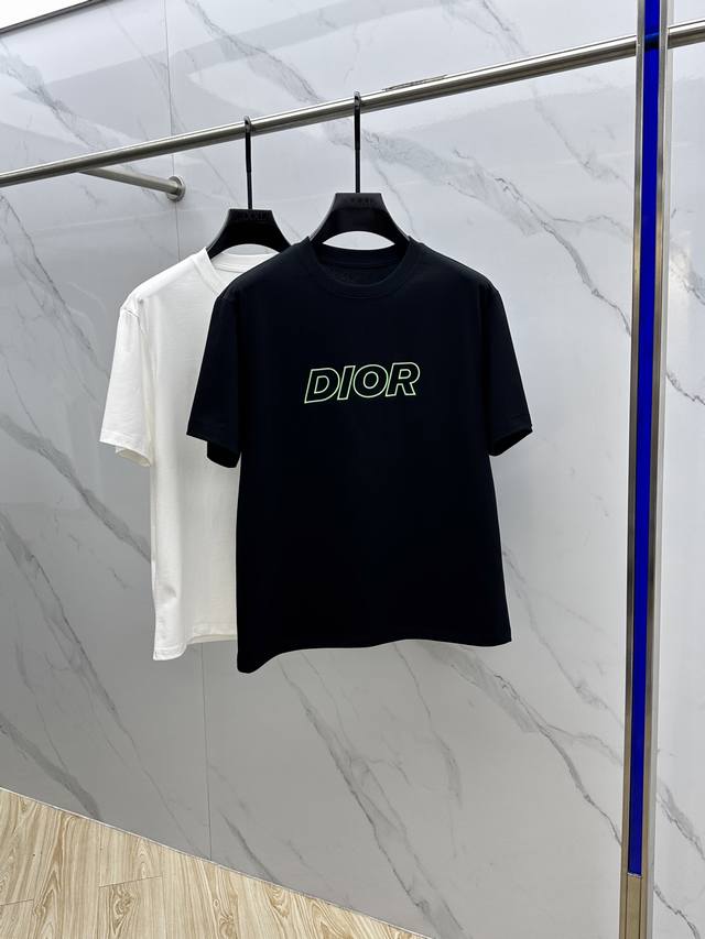 Paris World*25 Autumn and Winter Men's Round Neck Short Sleeve T-shirt has an ou