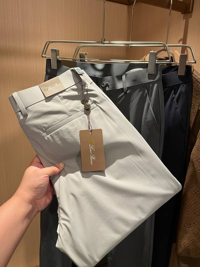Z# 25 Short-sleeved It looks like a basic men's T-shirt, but it is not. It is a