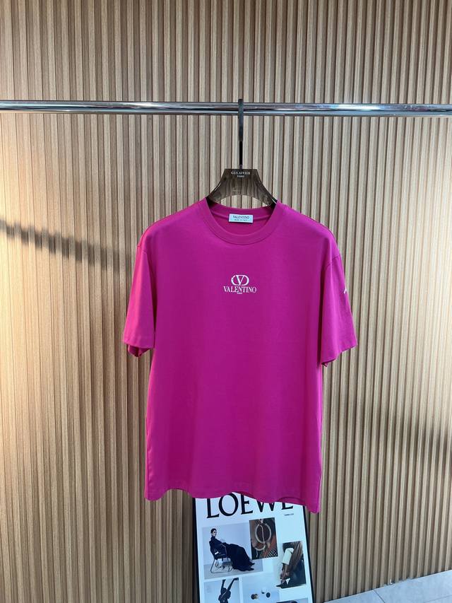 Moncler's new summer T-shirt is so cool! The logo embroidery is full of personal