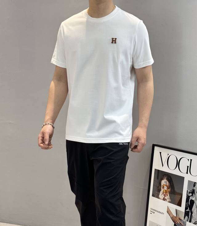 Kiton25S Spring and Summer Men's Polo. The iconic logo on the chest makes the ov