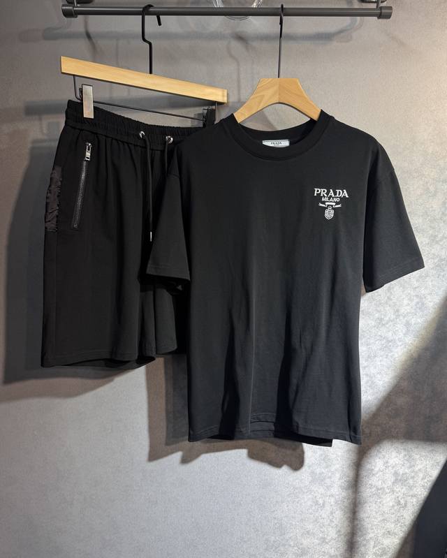 Cd25S Spring and Summer Men's Polo. The iconic logo on the chest makes it look v