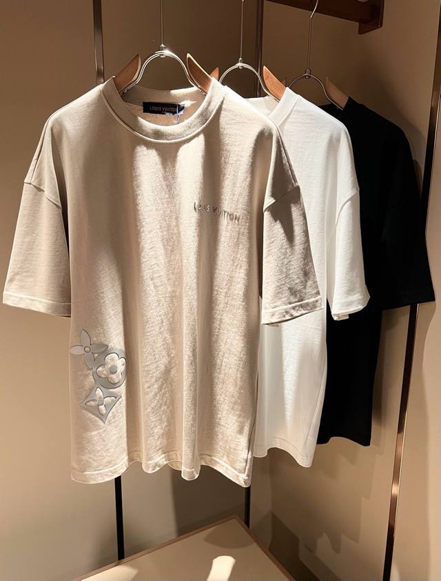 Moncler's new short-sleeved jacket has a classic design, novel style, slim fit a